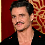 Pedro Pascal revive los años 70 con un look que mezcló nostalgia y vanguardia durante un evento en Hollywood