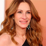 Julia Roberts demuestra que la moda puede ser divertida y fija sus propias reglas: Así luce un traje gris con corbata