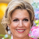 Máxima de Holanda optó por un vestido al estilo Barbie para comenzar a despedirse del verano