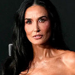 Demi Moore lució fabulosa enfundada en un vestido completamente dorado con el sello Gucci