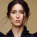 Cantante chilena Francisca Valenzuela deslumbra en su debut en la Semana de la Moda de París