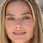 Margot Robbie volvió a las alfombras rojas con un vestido Armani cubierto de cristales