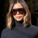 Victoria Beckham demostró una vez más su sello con este look “total black”