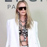 Charlize Theron redefine el glamour con fabuloso accesorio de joyas como armadura en París