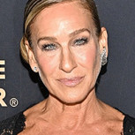 Sarah Jessica Parker da lección de cómo mezclar lo imposible: Fucsia, flores y lunares en un solo look