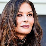 Catherine Zeta-Jones luce más jovial con un vestido rojo que se impone como el color estrella para Navidad