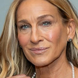 Sarah Jessica Parker apuesta en Londres por un look victoriano que solo ella puede lucir de esta manera