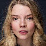 Dicen que Anya Taylor-Joy lució el vestido Dior del momento tanto en pasarelas como en alfombras rojas: ¿Estás de acuerdo?