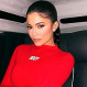 Kylie Jenner redefine el glamour navideño con este sorprendente look en látex rojo
