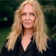 Uma Thurman redefine la sofisticación con el denominado tono “Cloud Dancer”, tendencia para 2026