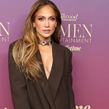 Jennifer Lopez se enfunda en este vestido con brillos y lo convierte en una perfecta propuesta para despedir el año