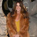 Carla Bruni reaparece radiante y un look elegante en los desfiles de Alta Costura de París
