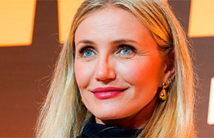Cameron Diaz reaparece con este look blanco minimalista ideal para una boda por el civil