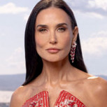Demi Moore luce irreconocible en desfile Gucci con nuevo corte bob y estética “Matrix”