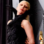 Duelo de estilo en los Grammy 2026: Hailey Bieber, Miley Cyrus y Lady Gaga se robaron la alfombra roja apostando por tono negro