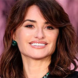 Penélope Cruz transformó la chaqueta abotonada en un clásico recurrente en su closet