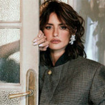 Penélope Cruz reafirma que el vestido negro no es solo un clásico luciendo fenomenal en una premiere