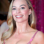 Margot Robbie sorprendió en Londres con look vintage inspirado en famosa top model de los 90