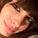 Anne Hathaway impuso el azul petróleo para revivir la estética “El diablo viste a la moda” en la ONU