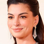 Anne Hathaway apostó por lo diferente en los Oscar 2026 y lució como una princesa con este vestido de Valentino