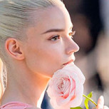 Anya Taylor‑Joy impone un nuevo giro al tono rosa en su aparición estelar en desfile de Dior en París