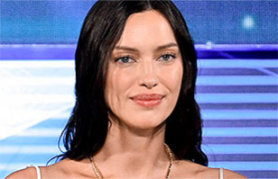 Irina Shayk jug&oacute; combinando aires de vampiresa, Jessica Rabbit y una femme fatale moderna en los Actor Awards