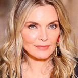 Michelle Pfeiffer impone tendencia a sus 67 años con su atuendo, maquillaje y ondas rejuvenecedoras en París