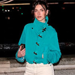 Hermana de Dua Lipa conquista la moda internacional y se transforma en la nueva “It Girl”