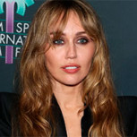 Miley Cyrus recibió su estrella en Hollywood enfundada en un provocador diseño de Donatella Versace