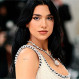 Dua Lipa deslumbra en Cannes 2026 con dos apuestas de estilo que confirman su reinado fashion