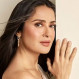 Salma Hayek sorprendió al aparecer enfundada en un diseño confeccionado con plumas blancas