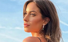 Inés de Ramón, novia de Brad Pitt, impone tendencia en París con blusa imprescindible para el verano