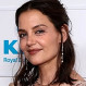 Katie Holmes reinventa el romanticismo chic con vestido lencero e icónicos tacones