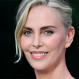 Charlize Theron deslumbró con un elegante minivestido blanco firmado por Dior
