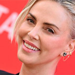 Charlize Theron impacta con osada postal y deslumbra con Givenchy en la premiere de “La Odisea”