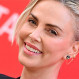 Charlize Theron impacta con osada postal y deslumbra con Givenchy en la premiere de “La Odisea”