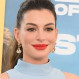 Anne Hathaway revoluciona la moda premamá usando este inesperado look con un atrevido top corto y jeans