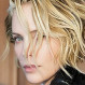 Nadie imaginó que Charlize Theron llegaría a la presentación de La Odisea en Seúl con esta particular falda