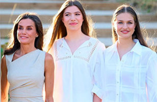 Reina Letizia, Sof&iacute;a y Leonor apostaron por el mismo vestido veraniego: &iquest;A qui&eacute;n le queda mejor?