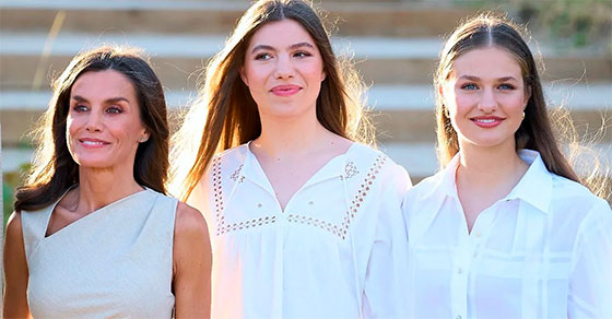 Reina Letizia, Sof&iacute;a y Leonor apostaron por el mismo vestido veraniego: &iquest;A qui&eacute;n le queda mejor?