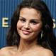 Selena Gomez apostó por deslumbrante vestido dorado y cambio de look para ser reina de los Emmy 2026