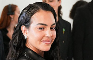 Georgina Rodr&iacute;guez acapara las miradas en Mil&aacute;n con minifalda de cuero y un impecable look total black