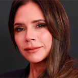 Victoria Beckham conquista Nueva York con un elegante vestido rojo de seda en una noche histórica para su marca