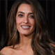 Amal Clooney deslumbra en Londres con el color estrella de la temporada y uno de los looks más elegantes del año