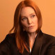 Julianne Moore sorprendió al dejar el negro y apostar por una elegante propuesta en tonos crema
