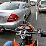 Circular entre vehículos en medio del tránsito no es peligroso: Estudio sobre las motos