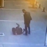 Hombre derriba de un cabezazo a abusador que golpeaba a mujer en la calle: Dramático video