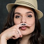 Campaña publicitaria llama a las mujeres a dejarse el bigote: ¿Cómo se ven?