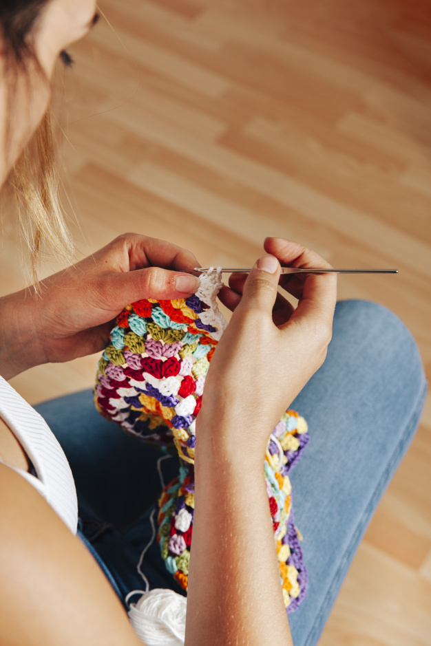mujer crocheteando
