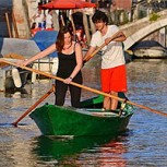 Tres mujeres se convierten en gondoleras de Venecia: Hito histórico en el exigente rubro